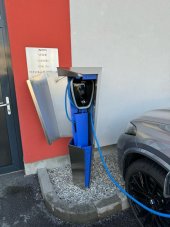 Designový stojan pro nabíječky elektromobilů