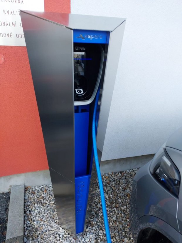Designový stojan pro nabíječky elektromobilů