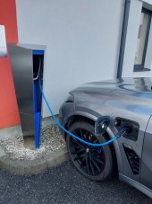 Designový stojan pro nabíječky elektromobilů